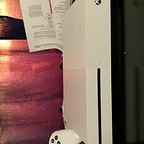 Xbox One S - Picture 1 of 3